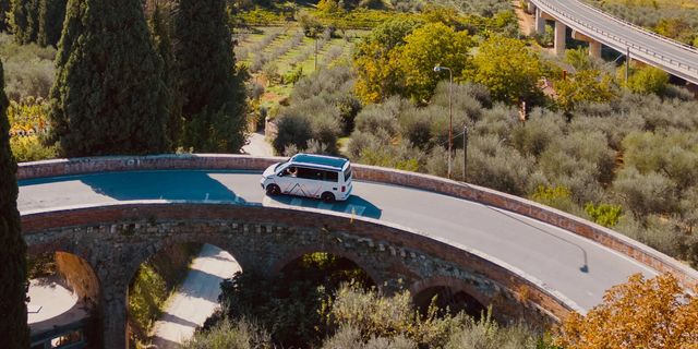 Ein Vanever Camper auf einem Roadtrip durch die Toskana