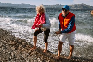 Älteres Ehepaar spielt im Wasser